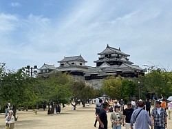 現存の12城のひとつ松山城