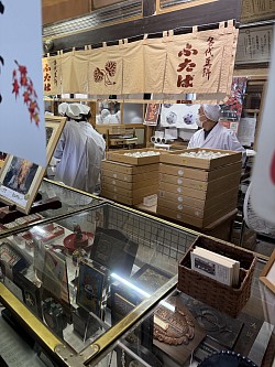出町ふたば店内
