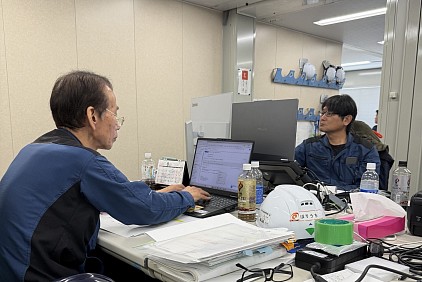 有馬安全部長　左側と安井主任　右側
